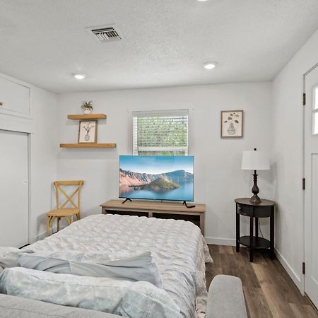 Peach Street Super Suite Medford Exterior photo